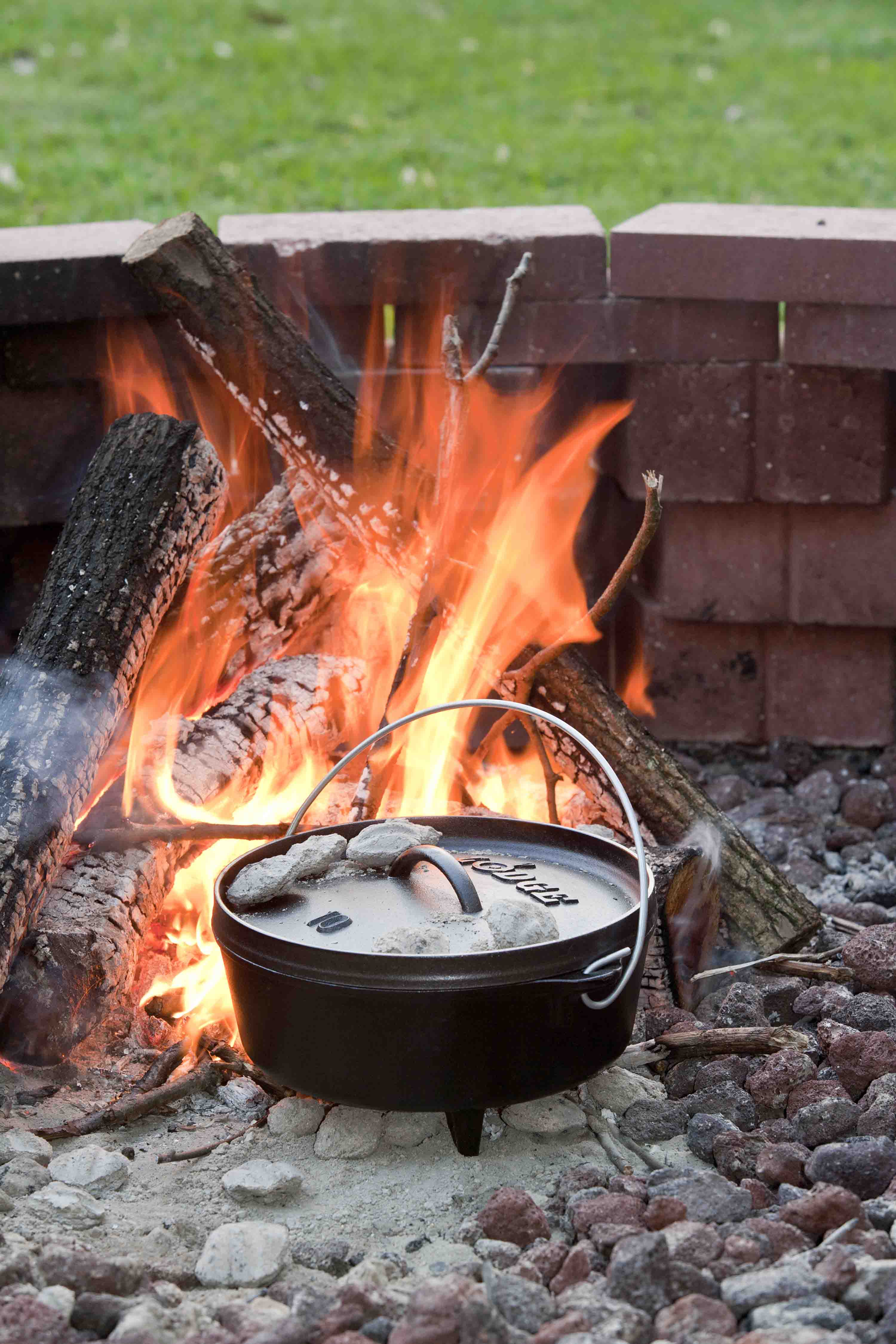 Lodge Logic Cast Iron Camp Dutch Oven (2 Sizes) Chef's Complements