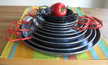 paella pans Stack with Pepper