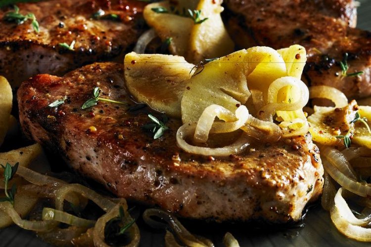 Pork Cutlets with Apples and Onions