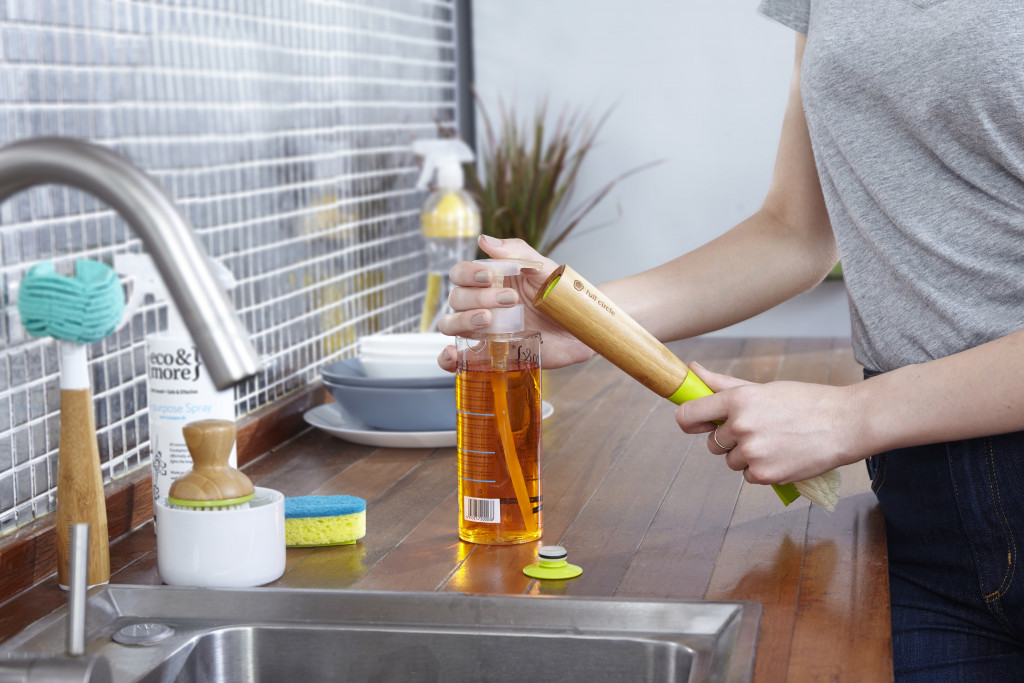 28805 – Suds Up Soap Dispensing Dish Brush – Green LS3