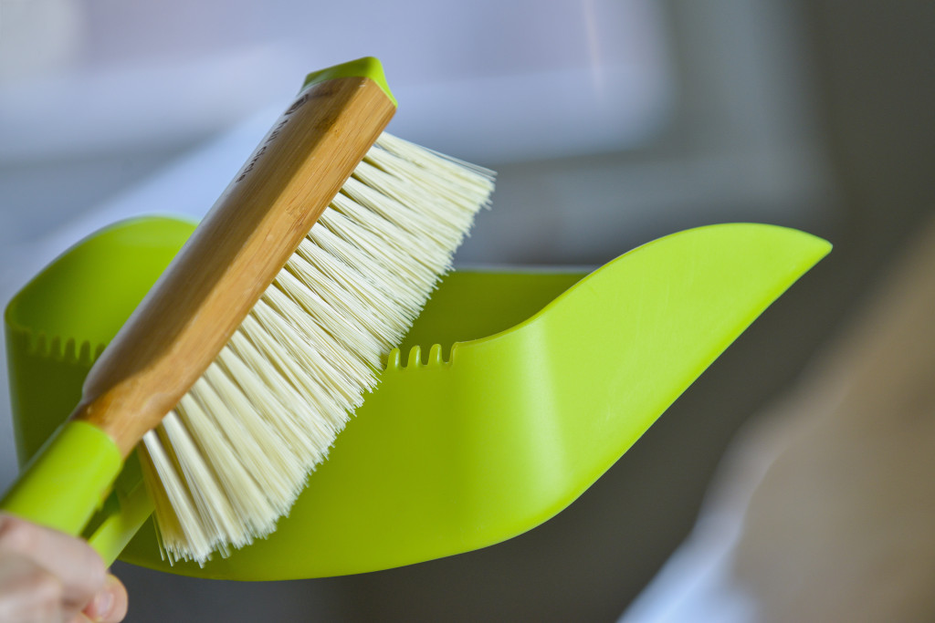 28847 – Clean Team Brush and Pan – Green LS