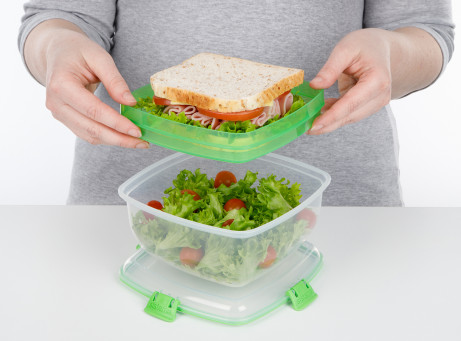 21358_Salad+Sandwich_TOGO_Lifestyle_Hands_Green