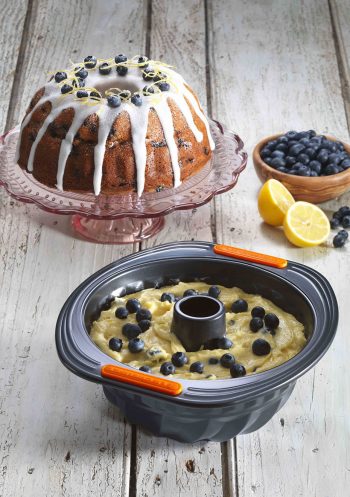 rs3759_kugelhopf_blueberry_lemon_cake-lpr-lecreuset.1516386393