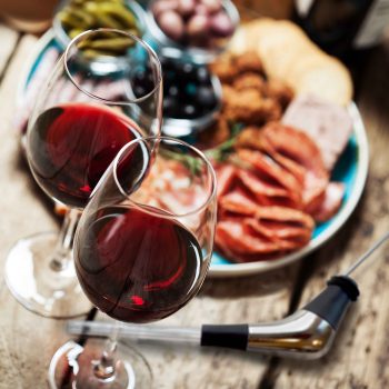 VV18570606 Vacu Vin Slow Wine Pourer Lifestyle