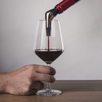 VV18570606 Vacu Vin Slow Wine Pourer Pour Lifestyle
