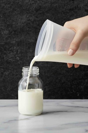 20191204_151449 Frost single breast milk bag pouring milk into baby bottle copy