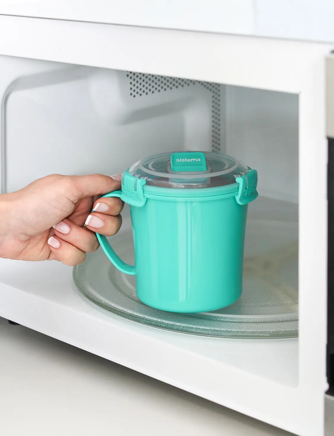 21107_656ml_mediumsoupmug_microwave_food_lifestyle_mintyteal_hand