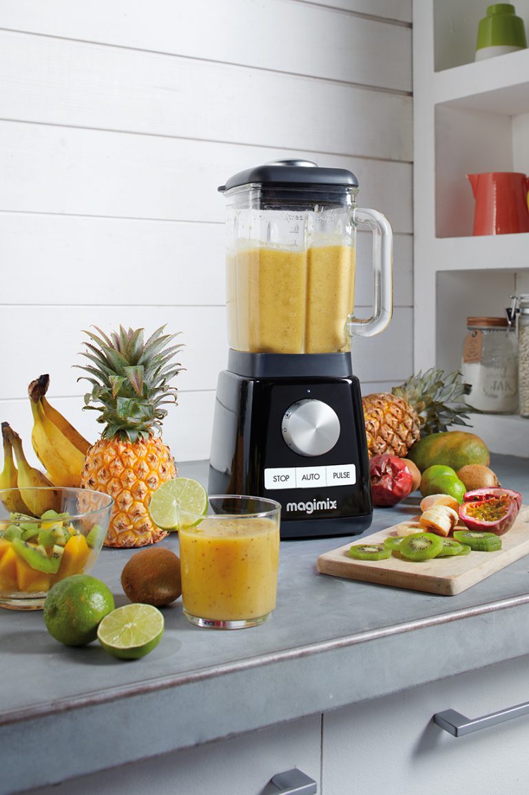 11628_Power Blender Black Noir Smoothie in accion copy