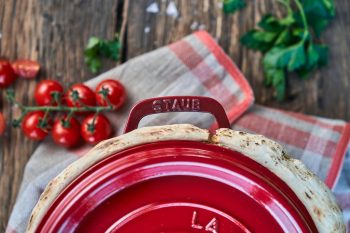 65044 – Staub Round Cocotte 28cm – Cherry – LS (3)