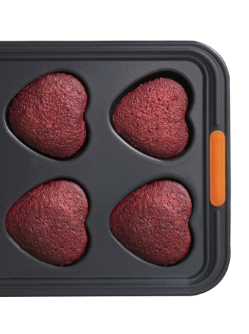 RS15713_211028_LeCreuset_HeartCakeletPan_0458-RET_002