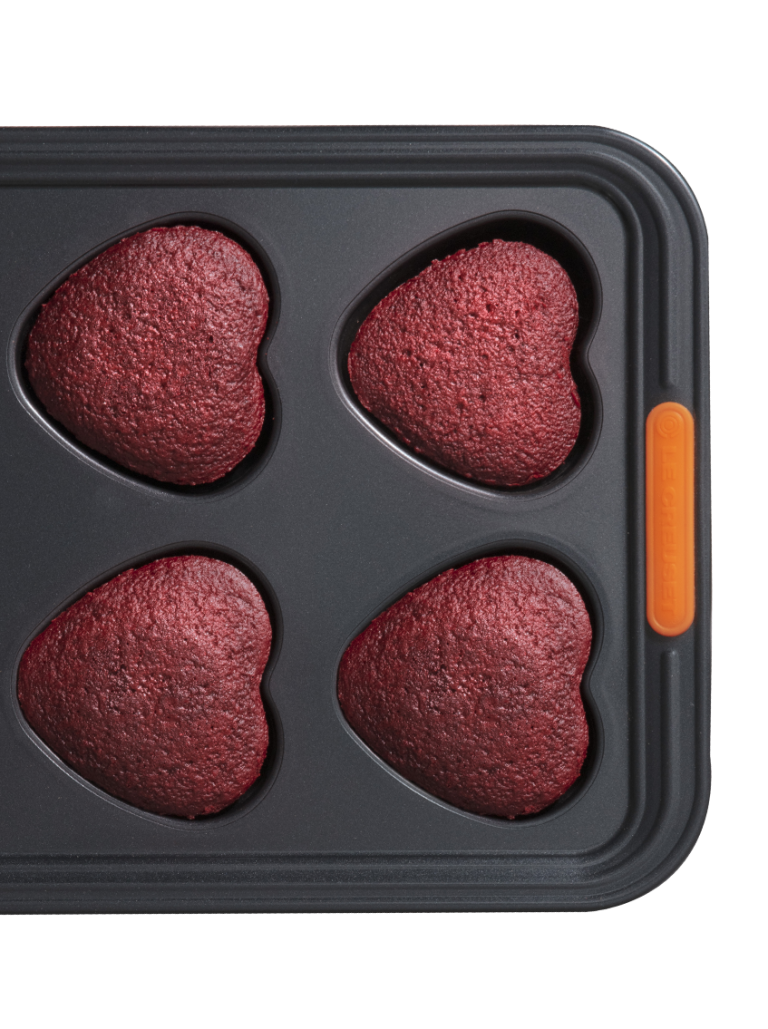 RS15713_211028_LeCreuset_HeartCakeletPan_0458-RET_002