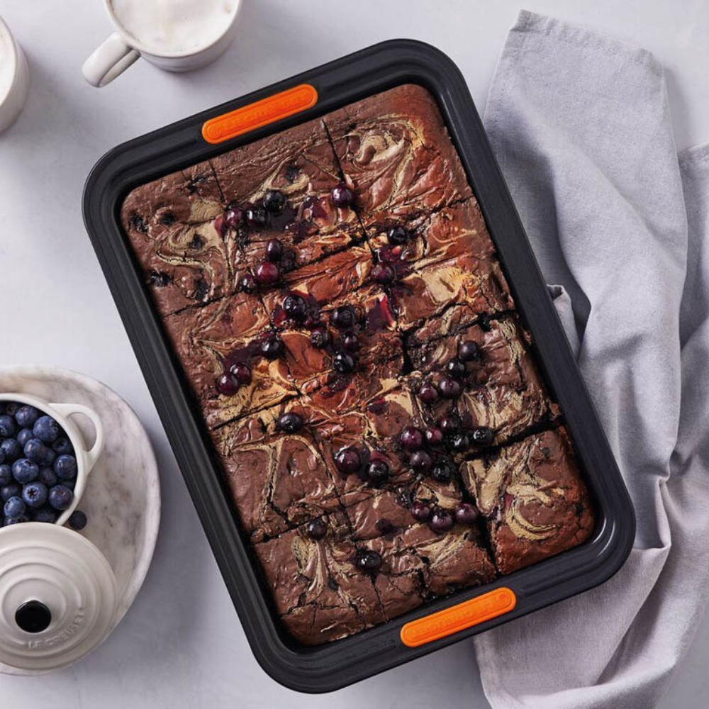 le-creuset-TNS-cake-tin-33cm (7)