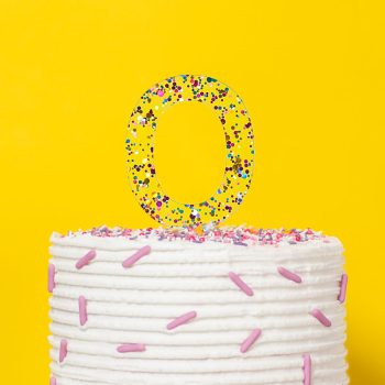 0421_CC_Number_0_Rainbow_Glitter_Acrylic_Cake-Toppers_lifestyle_yellow