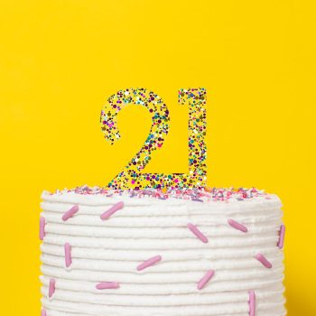 0421_CC_Number_21_Rainbow_Glitter_Acrylic_Cake-Toppers_lifestyle_yellow