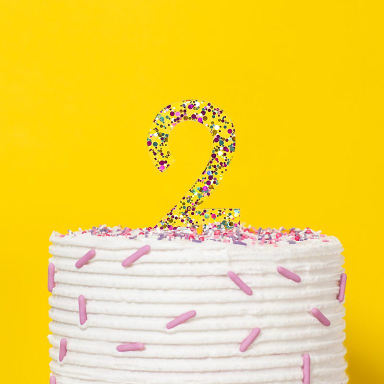 0421_CC_Number_2_Rainbow_Glitter_Acrylic_Cake-Toppers_lifestyle_yellow