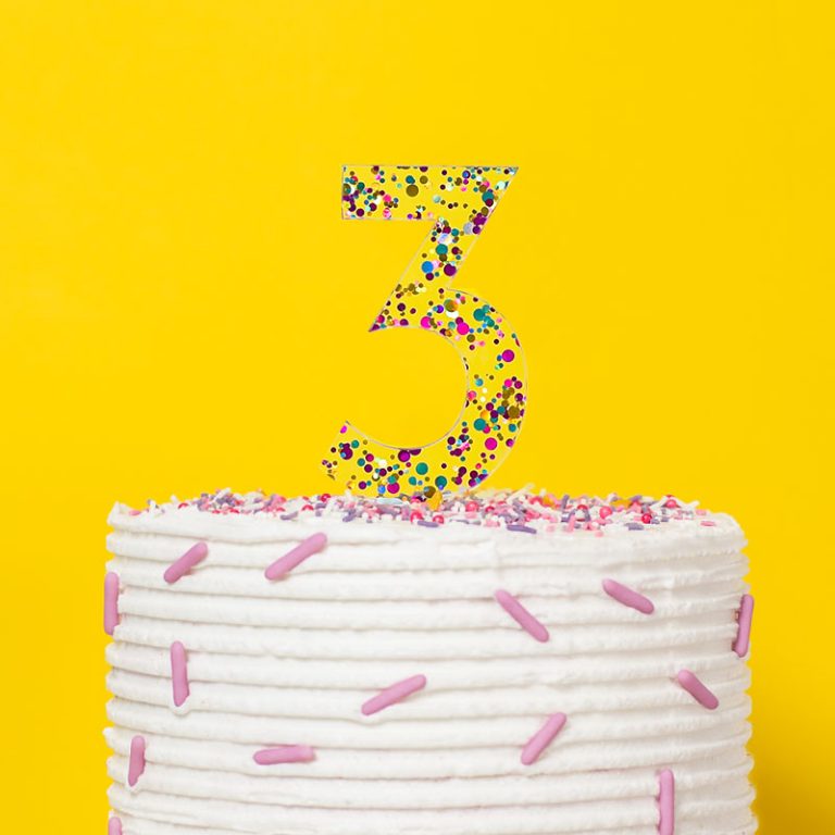 0421_CC_Number_3_Rainbow_Glitter_Acrylic_Cake-Toppers_lifestyle_yellow