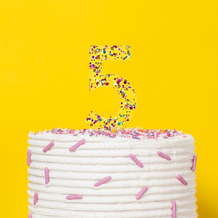 0421_CC_Number_5_Rainbow_Glitter_Acrylic_Cake-Toppers_lifestyle_yellow
