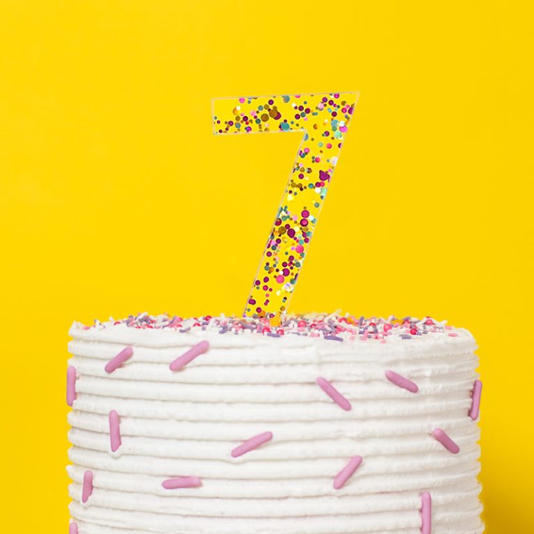 0421_CC_Number_7_Rainbow_Glitter_Acrylic_Cake-Toppers_lifestyle_yellow