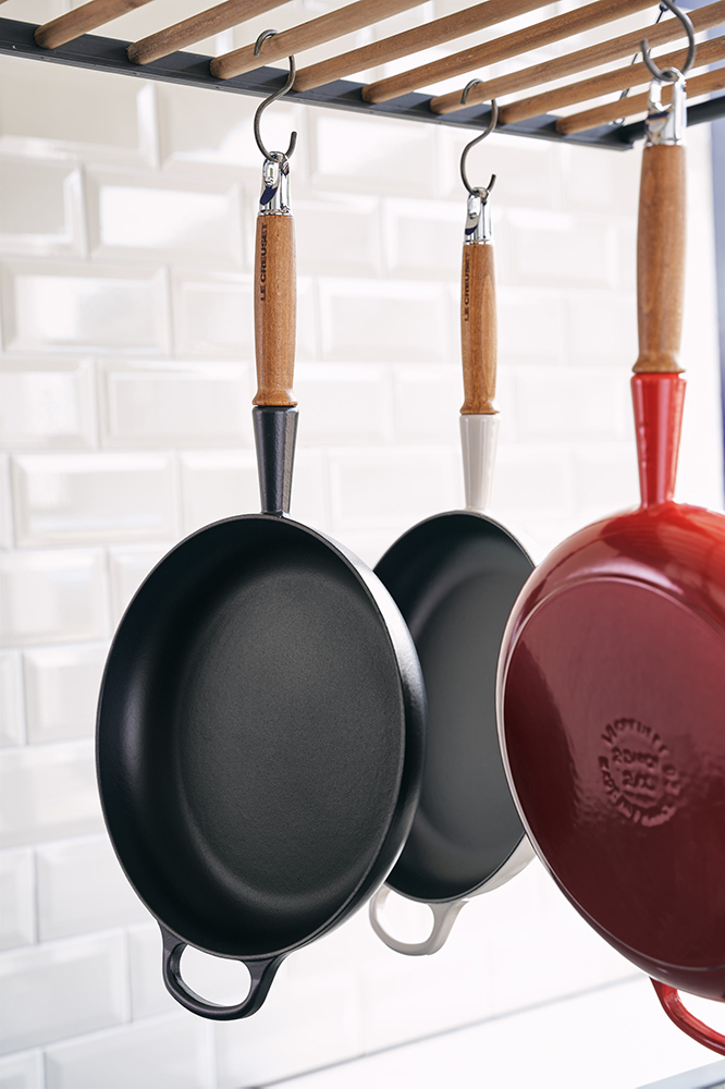 Le Creuset Signature Cast Iron Frying Pan with Wooden Handle 28cm (7 Colours) Product Image 10