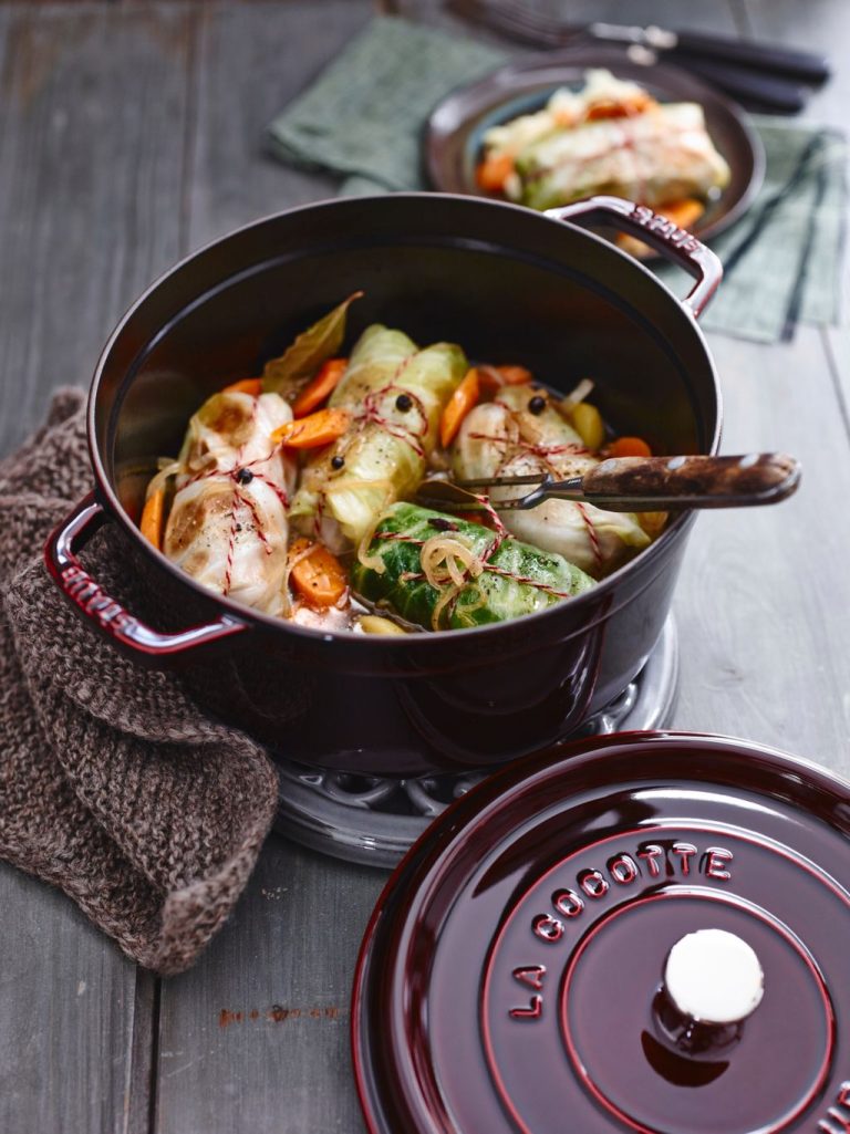  Chasseur Round Enamelled Cast Iron Casserole Pot - 24 cm - 1.7  Litres - Matte (Black Interior) : Home & Kitchen