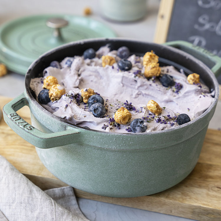 staub-sage-cocotte-outer-content3