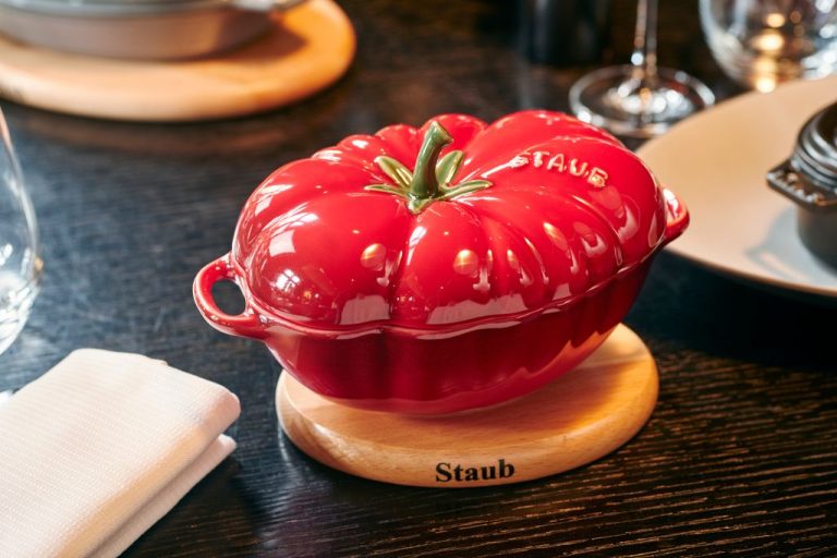 651493 – Staub Ceramic Tomato Cocotte .5L – LS10