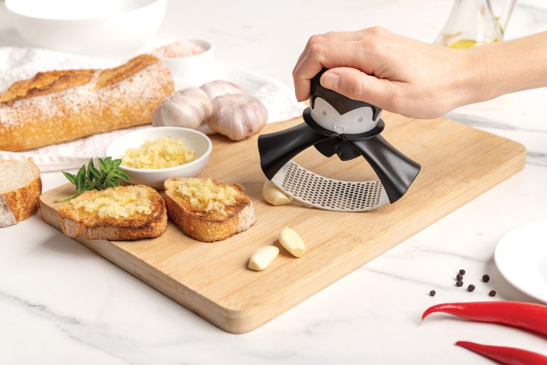 OTOTO Gracula Garlic Crusher Mincer & Herb Grinder Twist Top BPA