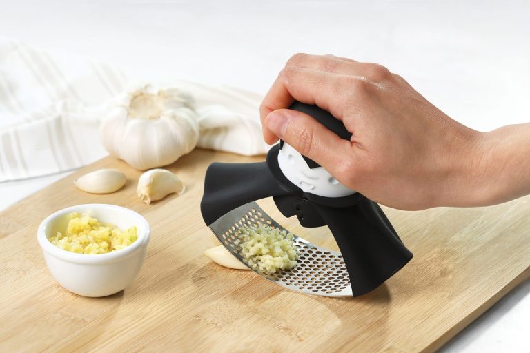 OTOTO Gracula Garlic Crusher Mincer & Herb Grinder Twist Top BPA