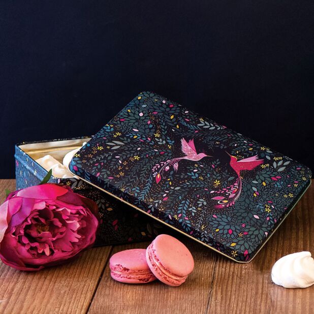 elite-sm9670-sara-miller-hummingbird-paradise-deep-rectangular-tin-lifestyle_1024x1024@2x