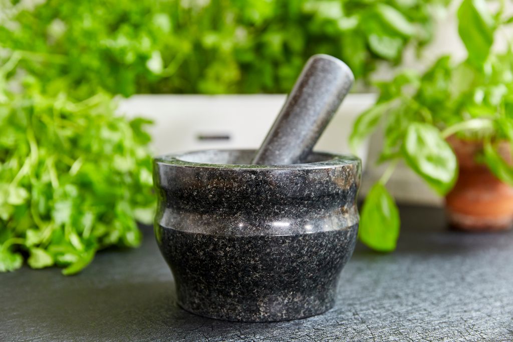 31450 – Cole & Mason Granite Pestle & Mortar – Black 14cm – LS8