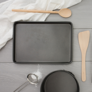 Bakemaster Non-Stick Baking Tray Lifestyle (2)