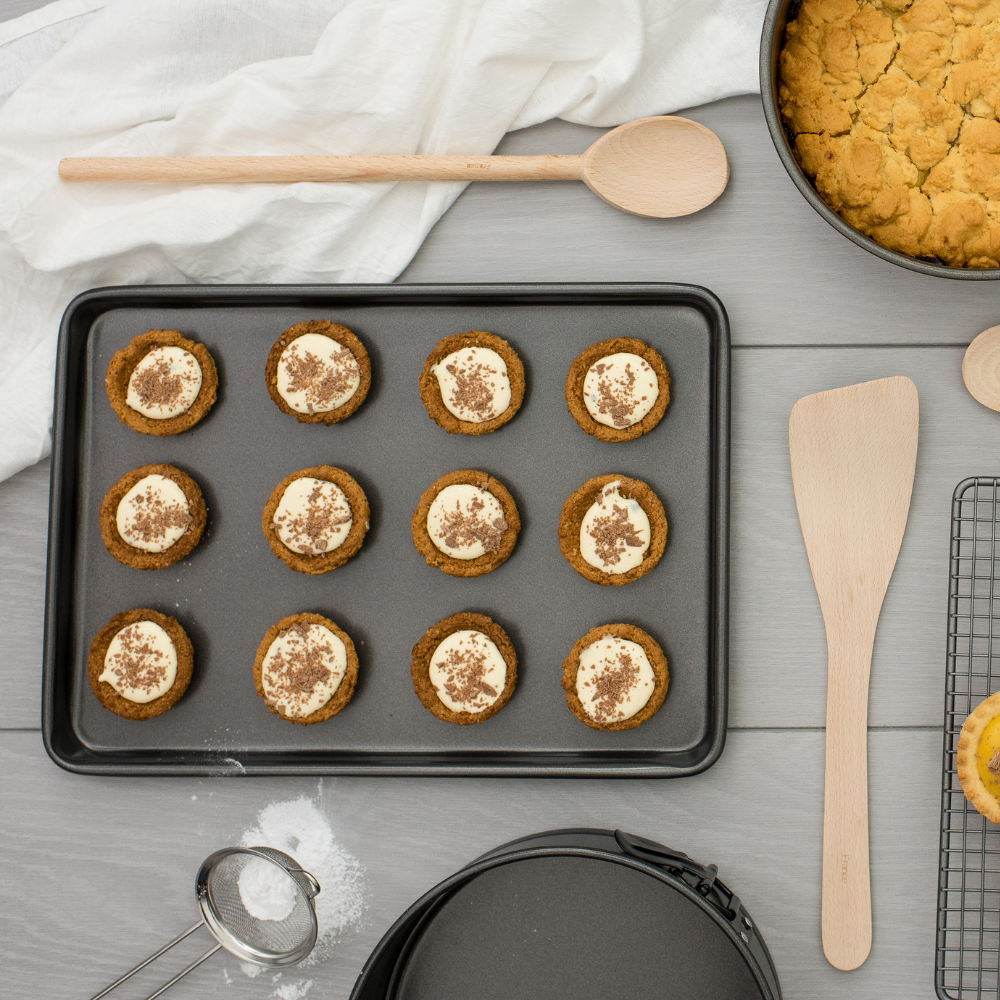 Bakemaster Non-Stick Baking Tray Lifestyle (3)
