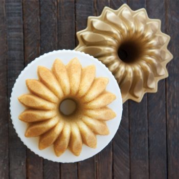 84177_lotus_bundt_pan_overhead_780x780_01__17506.1617722767.1280.1280