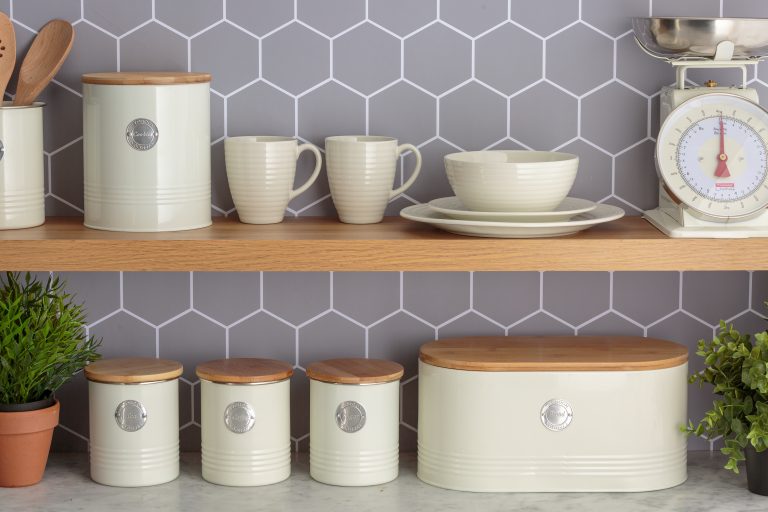 Living Storage Range With Dinnerware