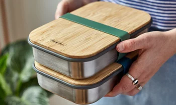 black-blum-stainless-steel-sandwich-box-in-hands