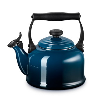 le-creuset-nuit-heritage-kettle (1)