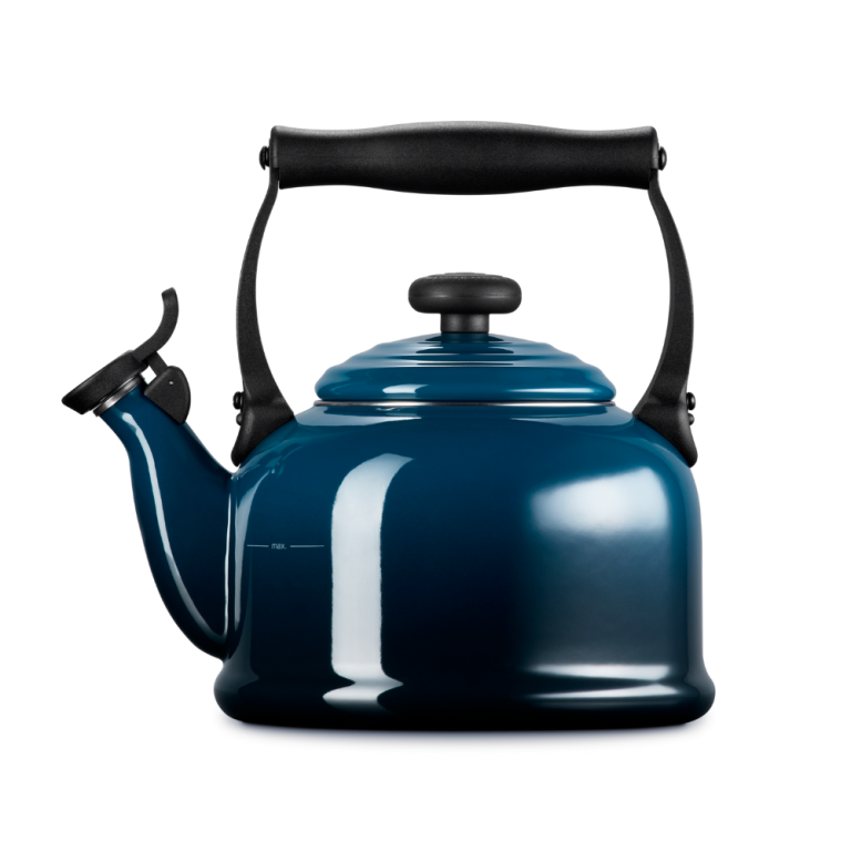 le-creuset-nuit-heritage-kettle (3)