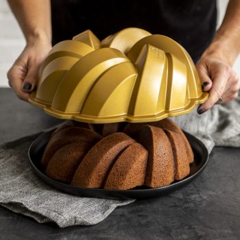 95577_Braided_Bundt_Holdiing_Pan_01_780x780__32607.1622508626.1280.1280