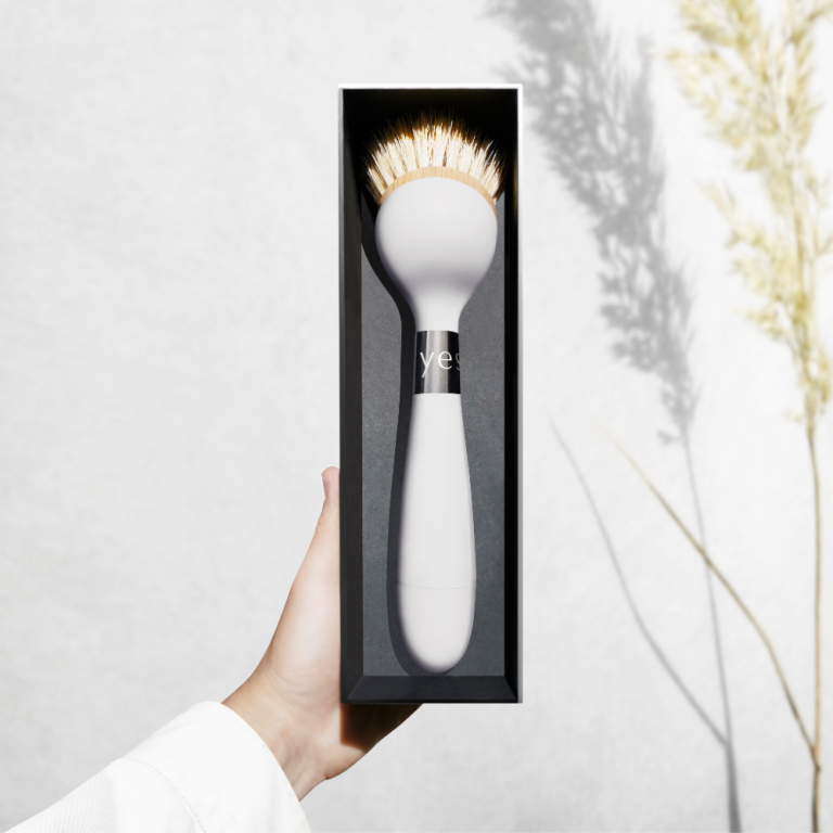 The_ONE_BRUSH_Packaging_Square_White 1