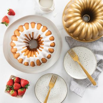 58637_party_bundt_strawberry_swirl_e__44074.1617722764.1280.1280