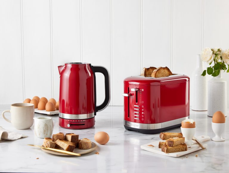 KitchenAid_Breakfast 2024_BCoumbe_JAN 24_2 Slice & Kettle_Empire Red_Land