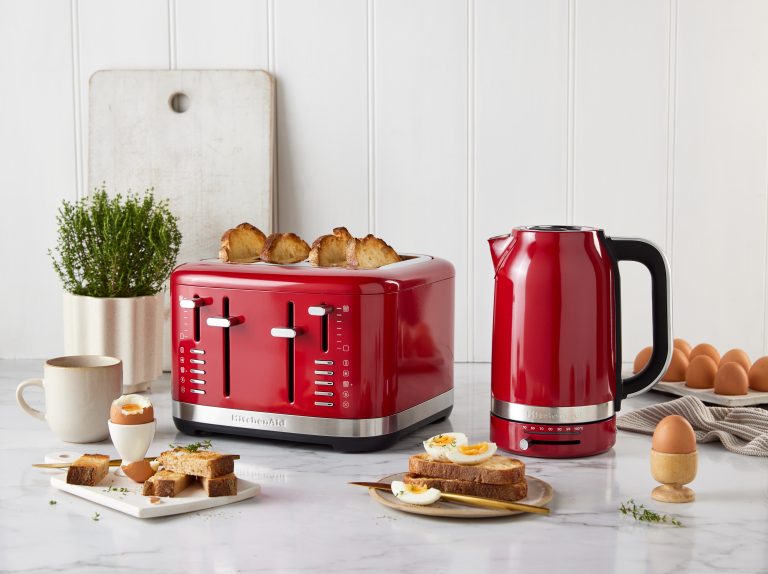 KitchenAid_Breakfast 2024_BCoumbe_JAN 24_4 Slice & Kettle_Empire Red_Land