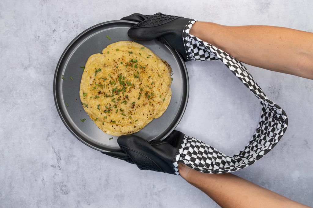 94270 – Cuisena – Silicone Double Oven Glove Check Black – LS – 05