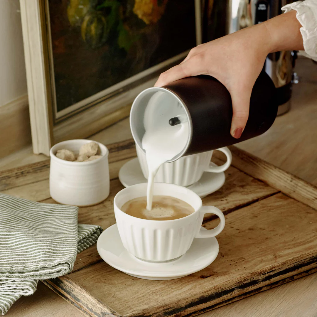 Handheld_Milk_Frother-Lifestyle-Pour-2_-_web_533964b3-a70a-4c48-a208-8e172f54e347