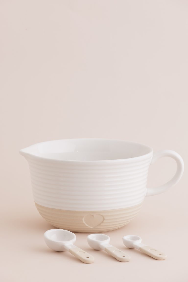 Mason Cash Rustic Charm measuring spoon and batter bowl_2002.287 2002.281