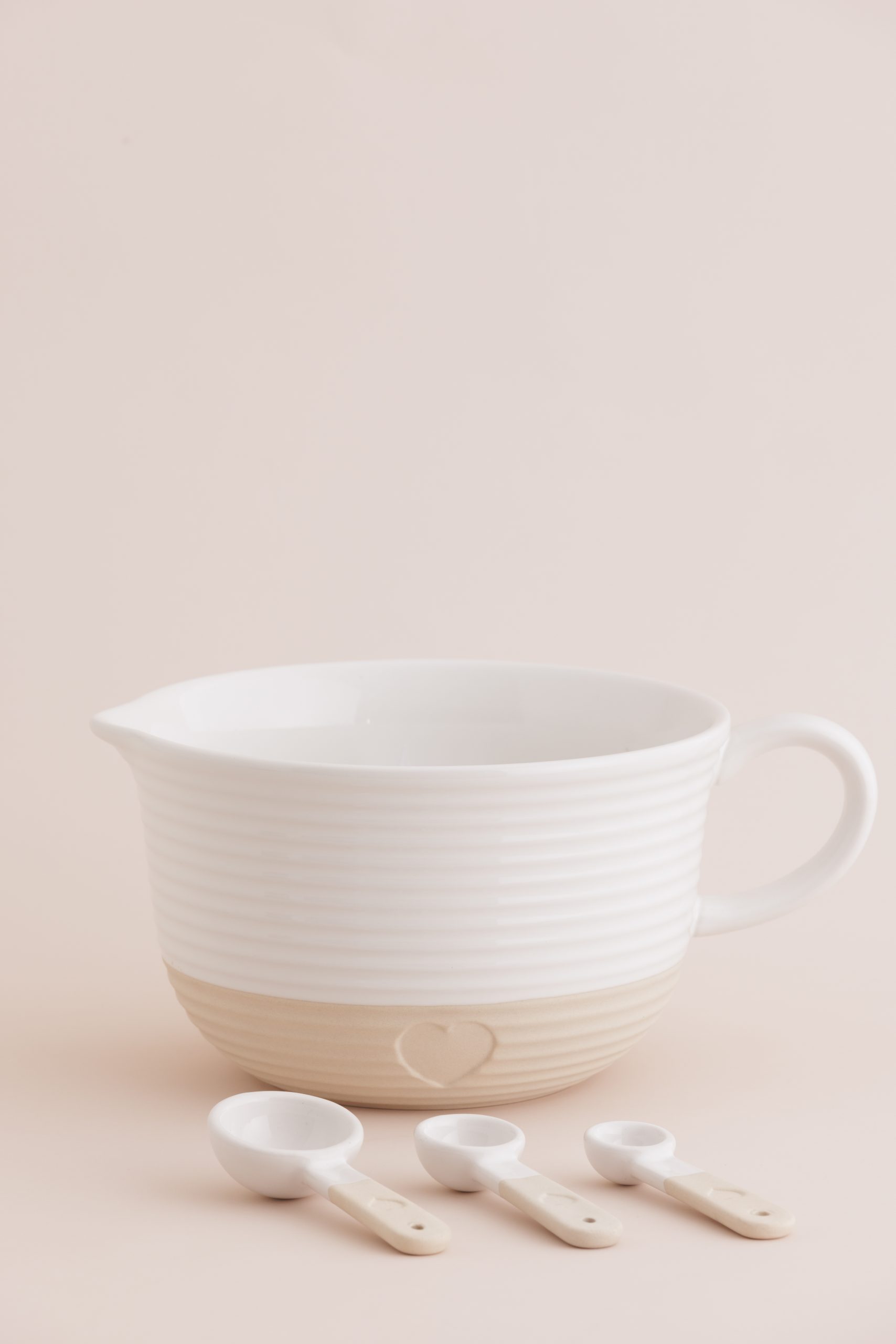 Mason Cash Rustic Charm measuring spoon and batter bowl_2002.287 2002.281