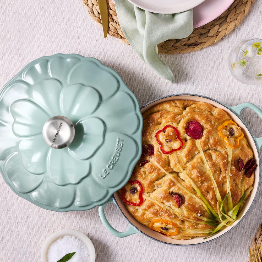 Cast Iron Petal Shallow Casserole Sea Salt (7)