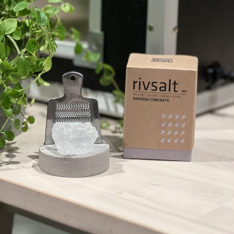 Rivsalt-rock-salt-grater-w-concrete-stand (1)