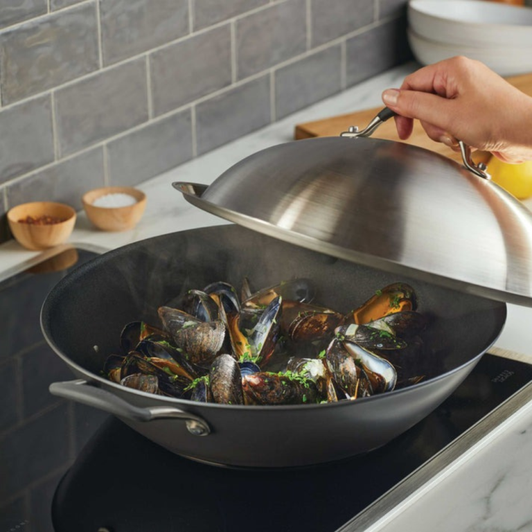 Circulon-Scratchdefnse-covered-wok-36cm (1)