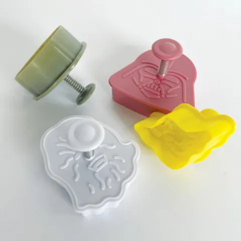 STAR WARS PLUNGER COOKIE CUTTER 4 PIECE SET (1)
